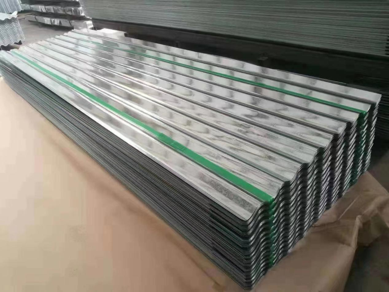 Se envían láminas para techos de metal corrugado recubiertas de zinc